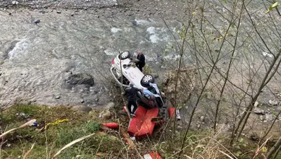 Sürücü adayının kullandığı otomobil dereye uçtu