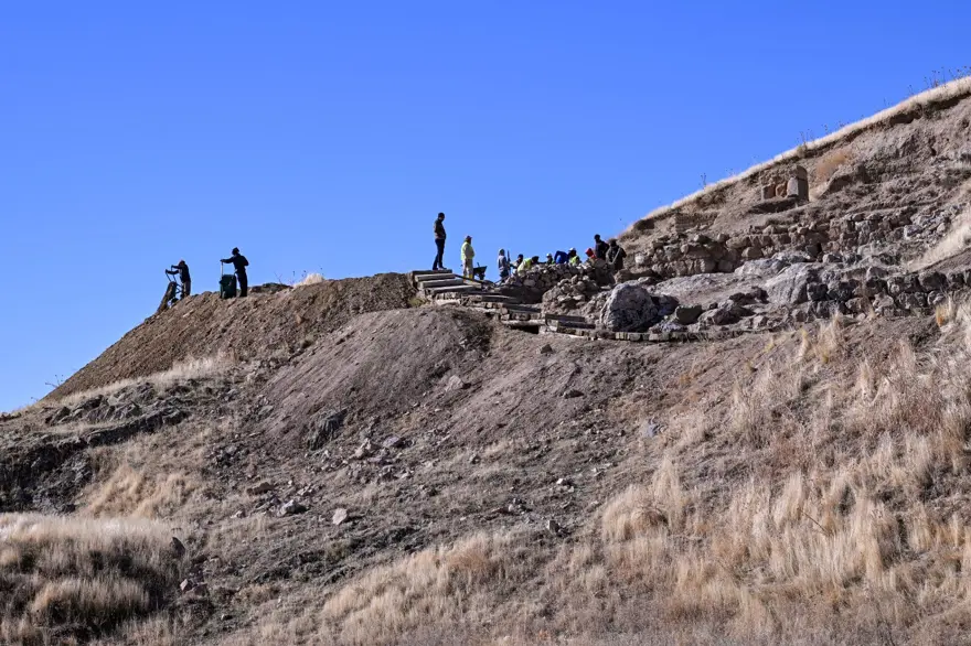 Van Gölü kıyısında ihtişamlı bir kale yükseliyor: Ayanis Kalesi adeta yeniden inşa ediliyor! 17