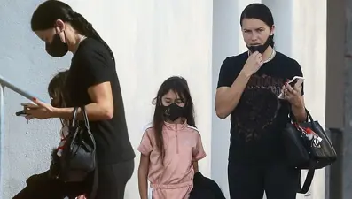 Adriana Lima kızı Sienna ile yürüyüşte