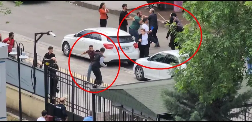 Adliye önünde tekmeli yumruklu kavga 