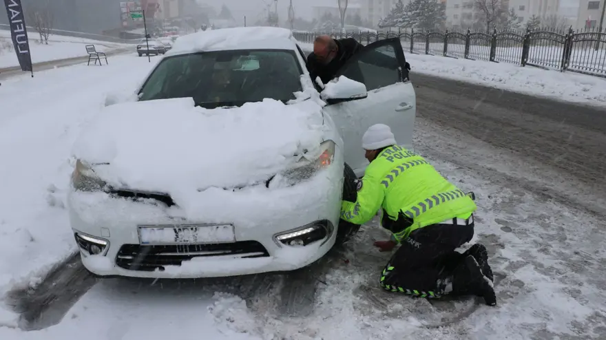 Hava sıcaklığı eksi 5 dereceyi gördü: 6 ilde araçlar, cadde ve sokaklar beyaza büründü 