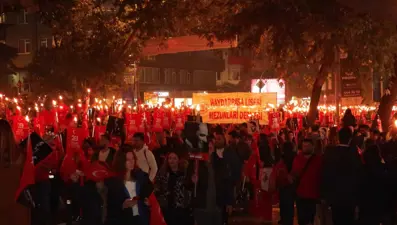 Bağdat Caddesi kırmızı beyaza büründü: Binlerce kişi Cumhuriyet Yürüyüşü'ne katıldı