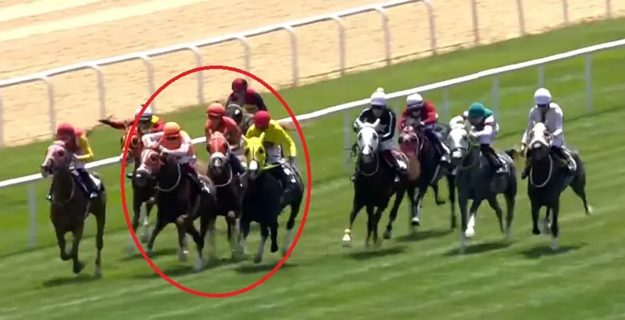 Ankara'da hipodromda atlar çarpıştı: 2 jokey yaralandı 5 Ankara'da hipodromda atlar çarpıştı: 2 jokey yaralandı 5