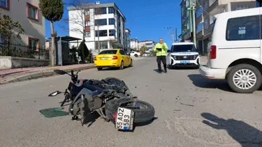 Motosiklet hafif ticari araca çarptı: 1 kişi yaralandı
