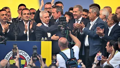 Fenerbahçe tek yürek: Aziz Yıldırım alkışlarla uğurlandı