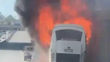 Lastiği patlayan işçi servisi alev alev yandı