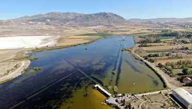 Rengi sarıya dönen göl eski haline kavuştu