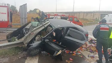 Otomobil bariyerlere saplandı: 1'i ağır 2 yaralı