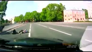 Motosikletten düşen kadını minibüs ezdi
