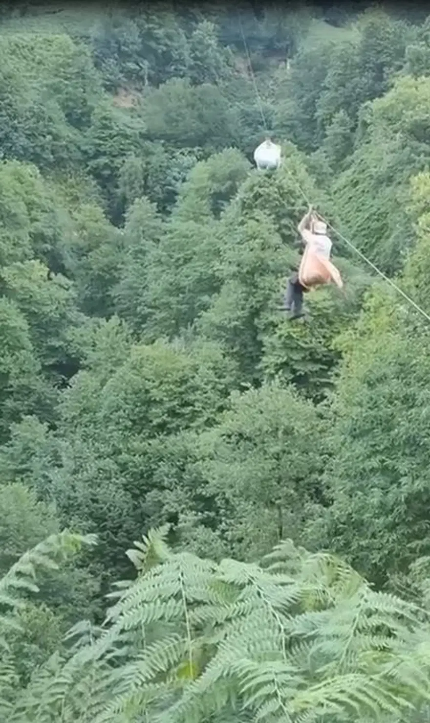 Teleferikarızalandı, asılı kalan çaylar için canlarını riske attılar 1