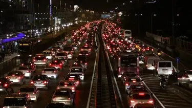 İstanbul'da yağışla birlikte trafik kilitlendi