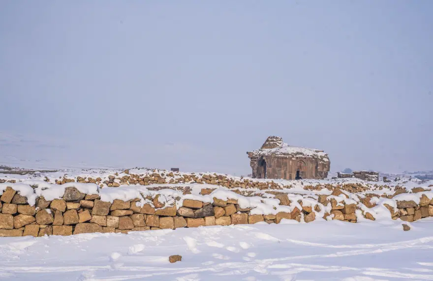 Beyaza bürünen Ani Antik Kenti masalsı güzelliğiyle yerli ve yabancı turistleri ağırlıyor 21 Beyaza bürünen Ani Antik Kenti masalsı güzelliğiyle yerli ve yabancı turistleri ağırlıyor 21