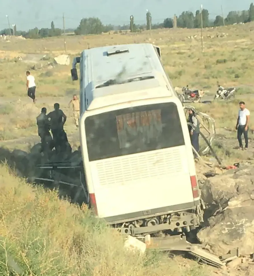 Gürcistan plakalı otobüs şarampole devrildi: 2 yaralı 3