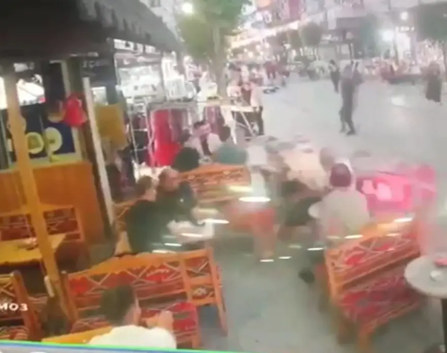 Gaziosmanpaşa'da korku dolu anlar: Motosiklet kafeteryaya daldı 1