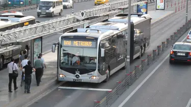 Metrobüs'te silahlı kavga: 1 ölü 2 yaralı