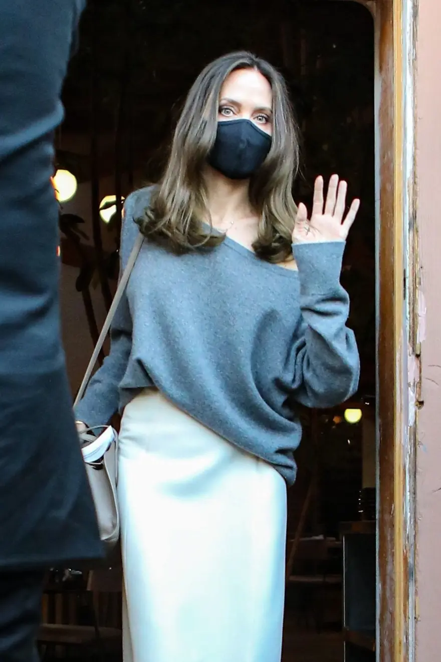 Angelina Jolie kitabını imzaladı Angelina Jolie kitabını imzaladı