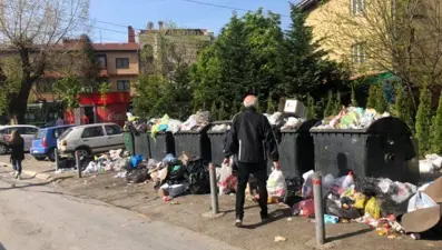 Kosova'da grev: Sokaklar çöp yığınlarıyla doldu