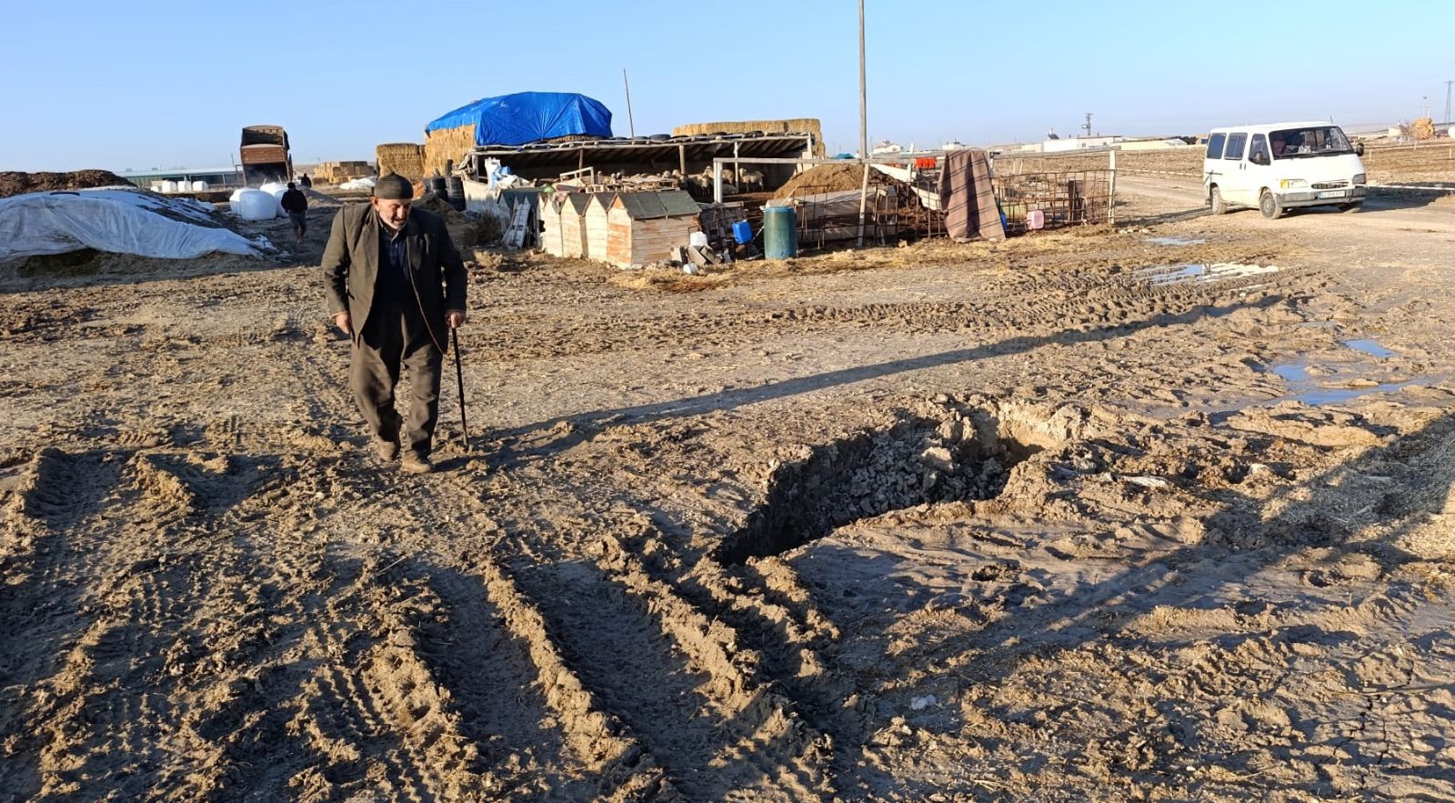 Konya’dayerleşim yeri yakınında obruk korkusu: Çatlaklar endişe yarattı