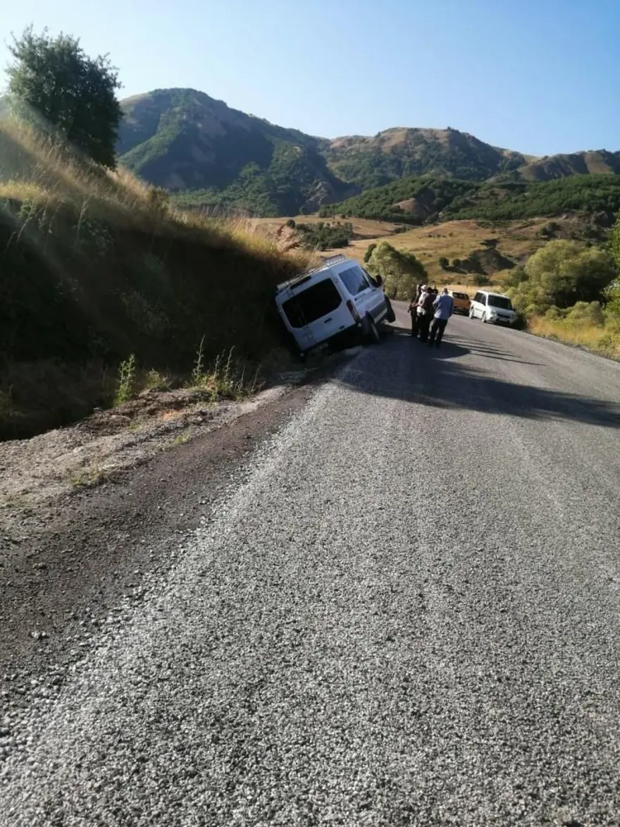 Bingöl’de minibüs devrildi: 12 yaralı 2 Bingöl’de minibüs devrildi: 12 yaralı 2