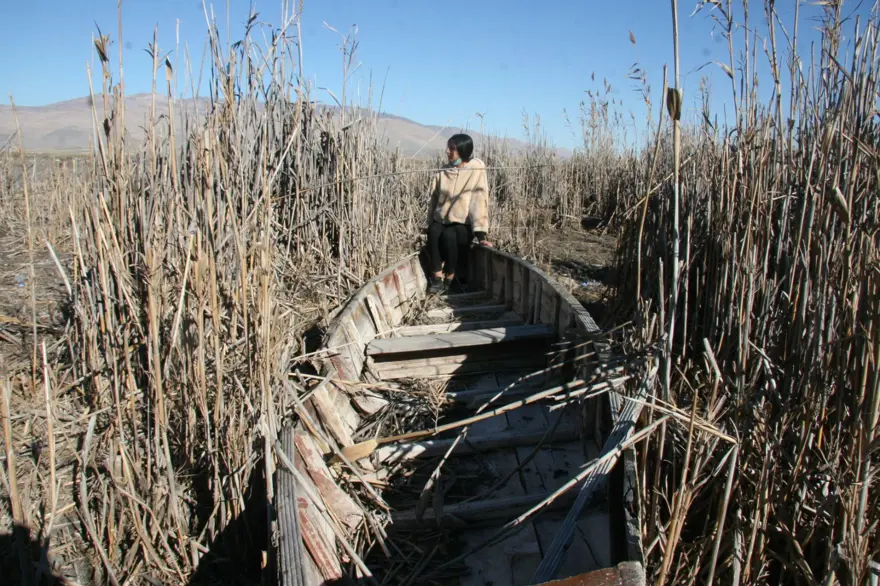 Eber Gölü'ndeki suların çekilmesiyle kayık mezarlığı oluştu 14