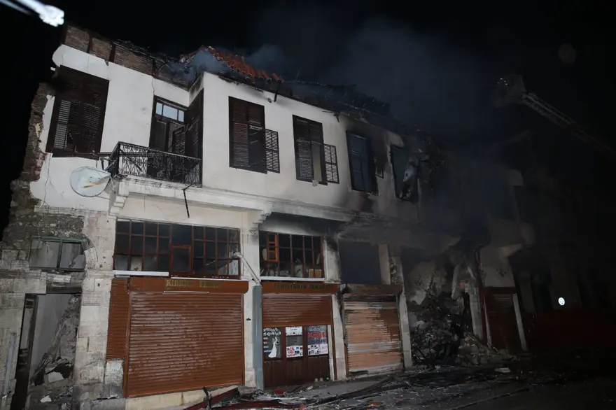 Hatay'da deprem hasarlı evde yangın 3 Hatay'da deprem hasarlı evde yangın 3