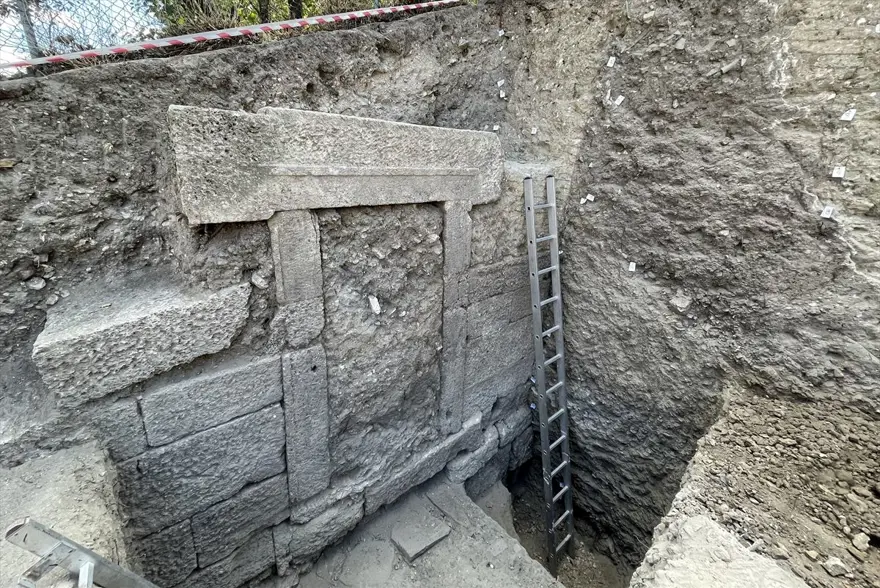 Alexandria Troas'da 2 bin 200 yıllık çarşının iki kapısına ulaşıldı 6