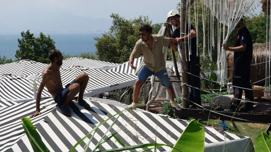 Antalya'da falezlere çıkan adam polislere zor anlar yaşattı 3 Antalya'da falezlere çıkan adam polislere zor anlar yaşattı 3