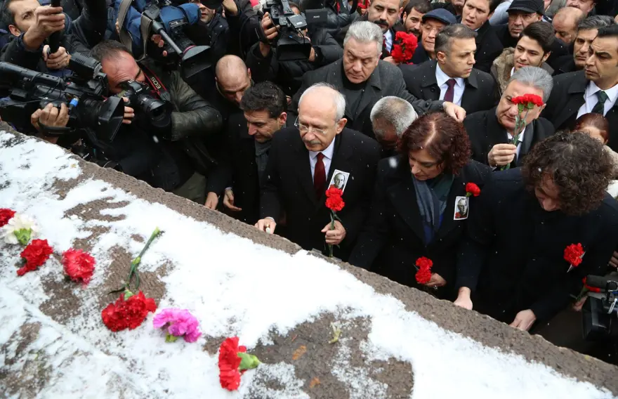 Gazeteci Uğur Mumcu katledilişinin 25'inci yılında anıldı 4 Gazeteci Uğur Mumcu katledilişinin 25'inci yılında anıldı 4