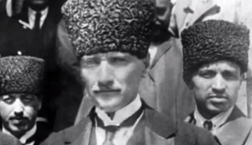 10 Kasım mesajları: Ulu Önder Mustafa Kemal Atatürk 87. ölüm yıldönümünde anılıyor 