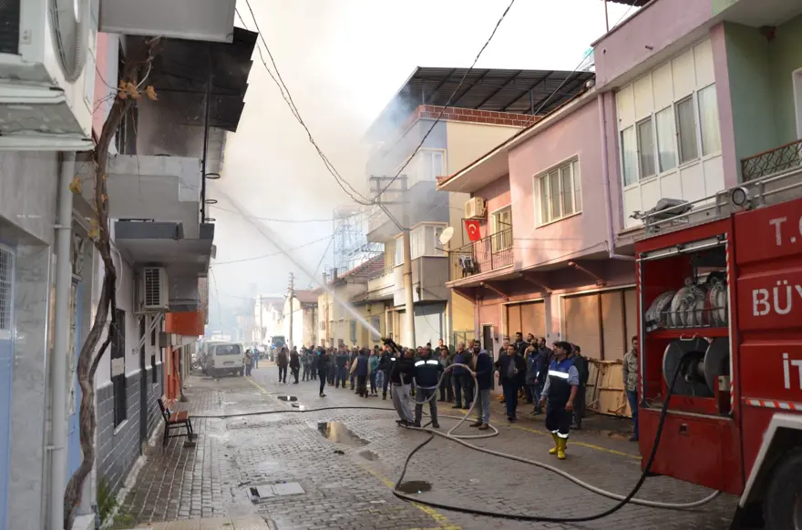 İki katlı ev alev alev yandı 1