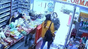 Çocuğun yüzüne tüküren genç kız, geri dönüp kendi görüntüsünü izlemiş