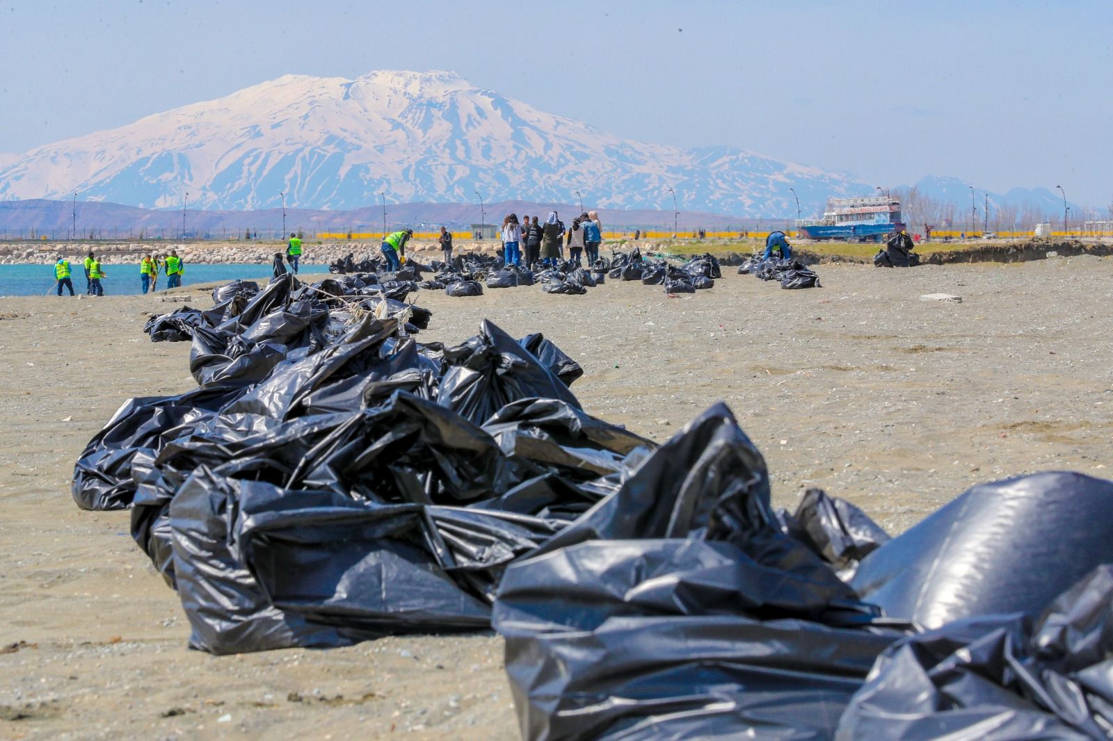 Van Gölü sahilindeki tonlarca çöp toplandı