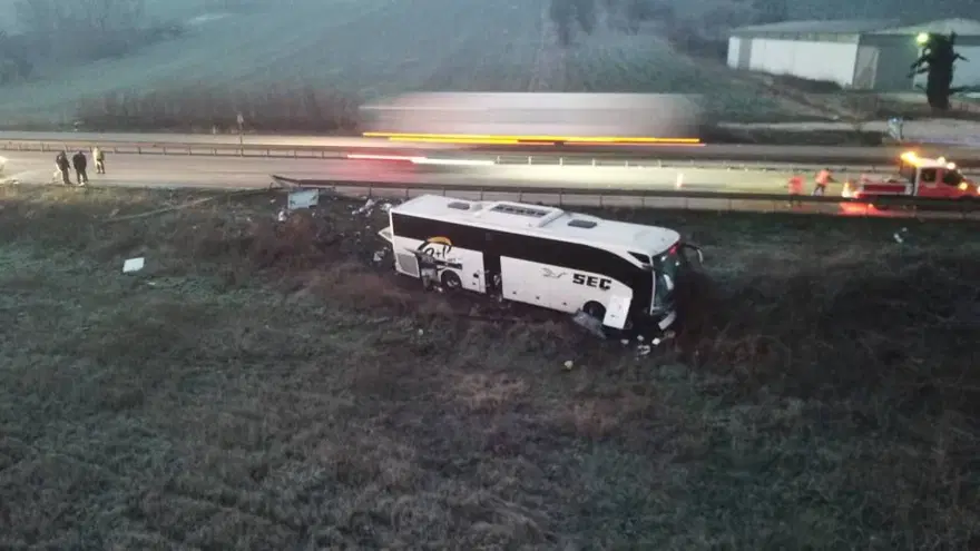 Bursa'da yolcu otobüsü tarlaya uçtu: 12 yaralı 3
