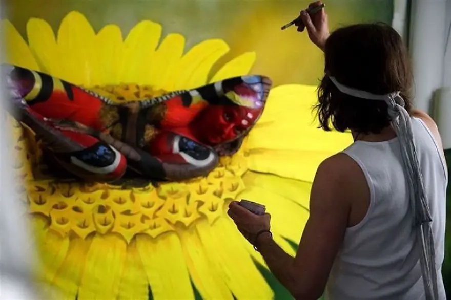 Johannes Stötter’in vücut boyama sanatı: Kelebek aslında birkadın 11