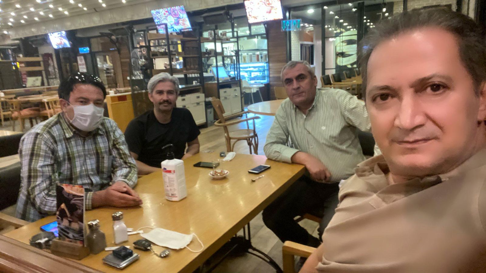 Milli eğitim müdürlerinin kafede maskesiz toplantısına para cezası