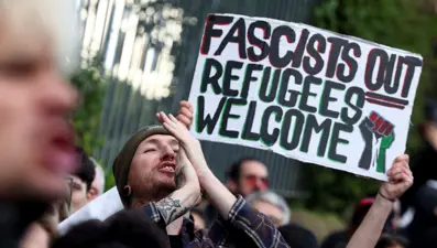 İngiltere'de faşizm karşıtları aşırı sağı bastırdı | Sokaklarda şiddetin yerini dayanışma aldı