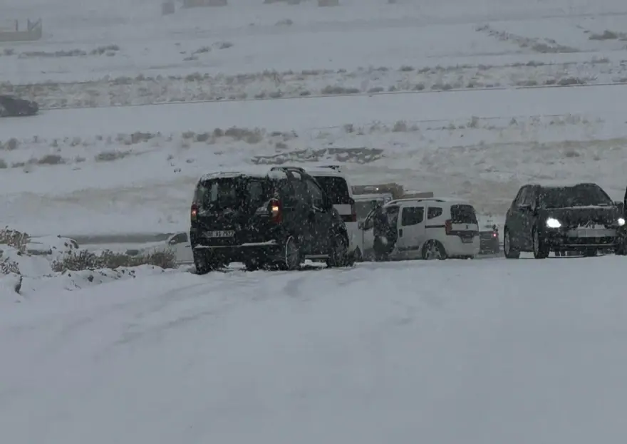 Van’da yollar buz pistine döndü: Sürücüler zor anlar yaşadı 6