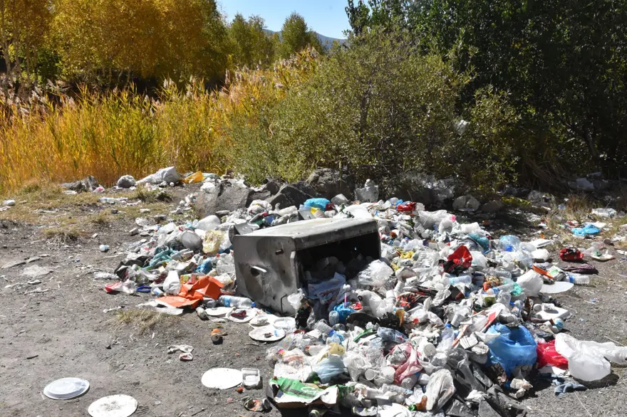 Nemrut Krater Gölü’nde sonbahar güzelliği eşliğinde çevre temizliği 22