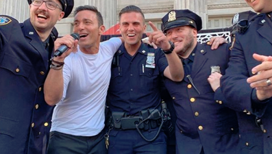 ABD'li polisler Mustafa Sandal hayranı çıktı