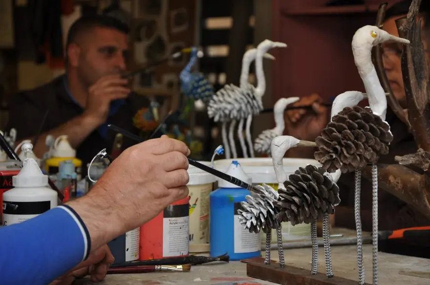 Kozalaklardan sanat eserine 5