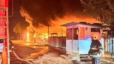 Traktörcüler Sitesi'nde korkutan yangın: Onlarca traktör yandı