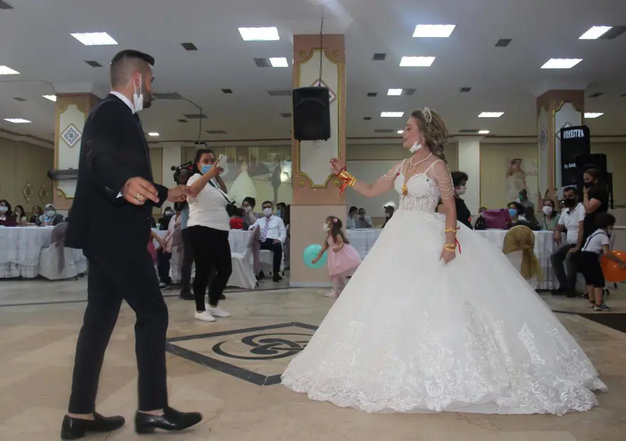 Düğünlerde 'yeni normal': Takılar cansız mankenlere takıldı 10