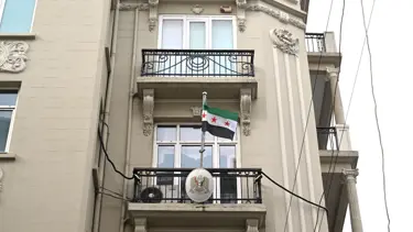 Suriye'nin İstanbul Başkonsolosluğuna muhaliflerin bayrağı asıldı