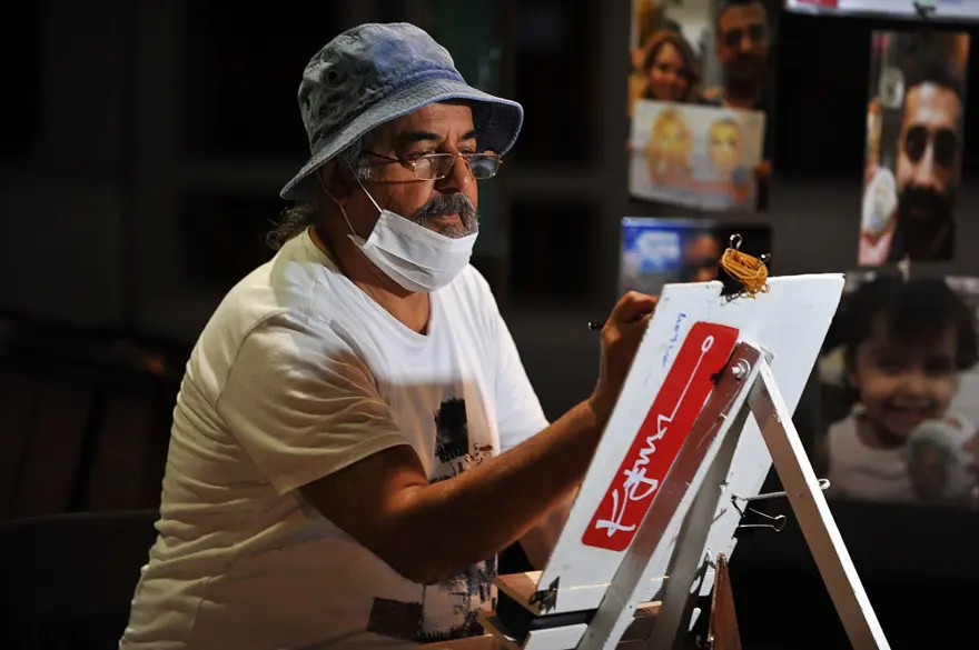 50 yıldır aynı parkta resim çiziyor 1 50 yıldır aynı parkta resim çiziyor 1