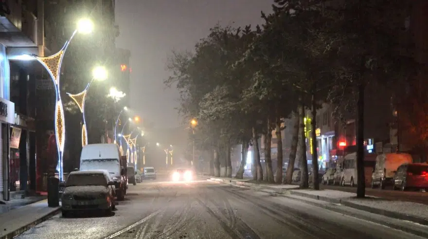 Tatvan’da kar yağışı ilçeyi beyaza bürüdü 1 Tatvan’da kar yağışı ilçeyi beyaza bürüdü 1