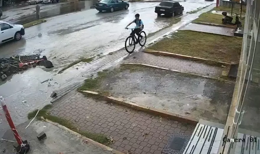 Lise öğrencisi, bisikletiyle iki metrelik çukura düştü 2