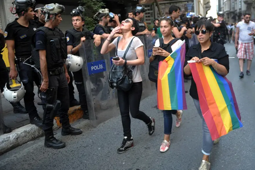 Taksim'deki LGBT Onur Yürüyüşü'ne polis müdahalesi 18