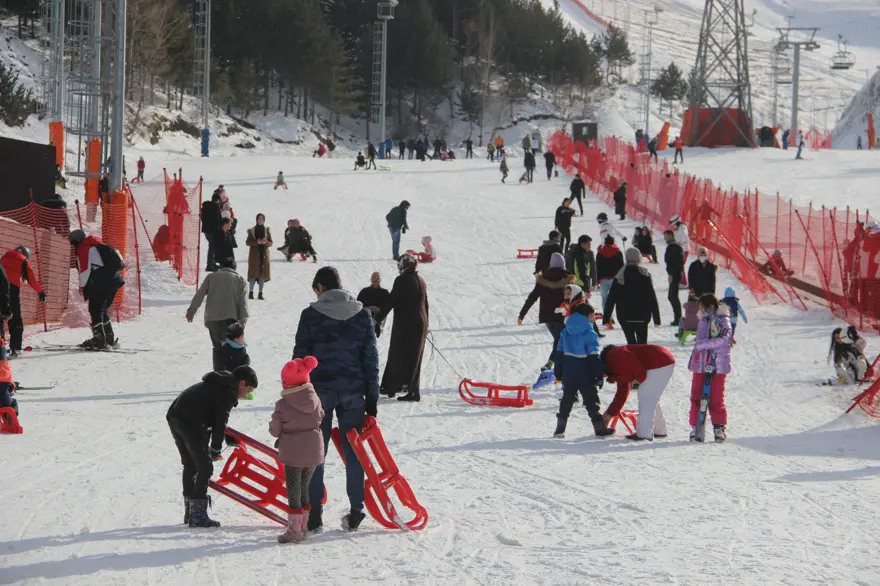 Erzurum'un karlı zirvesi Palandökenhafta sonu doldu taştı 6