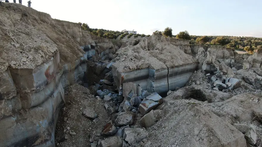 Deprem tarlayı ikiye böldü Deprem tarlayı ikiye böldü