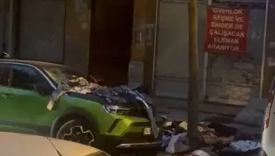 Cep telefonu yüzünden sinir krizi geçirdi: Evdeki eşyaları camdan attı